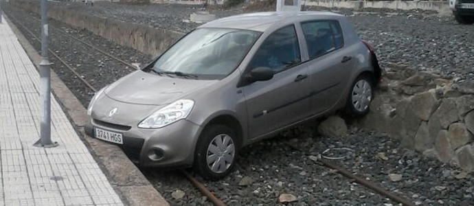 Un coche se cae a las vas del tren en Reinosa