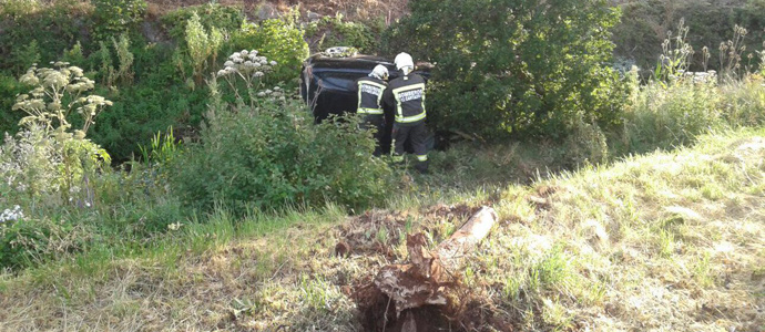 Un coche se sale de la carretera en Villanueva de la Na