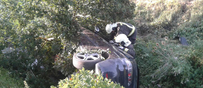 Un coche se sale de la carretera en Villanueva de la Na
