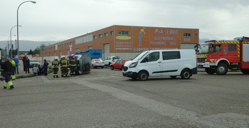 Vuelca una furgoneta tras colisionar con otra en el polgono de La Vega