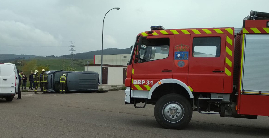 Vuelca una furgoneta tras colisionar con otra en el polgono de La Vega