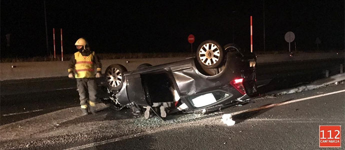 Colisionan dos coches y uno vuelca en la A-67, a la altura de Santiurde de Reinosa