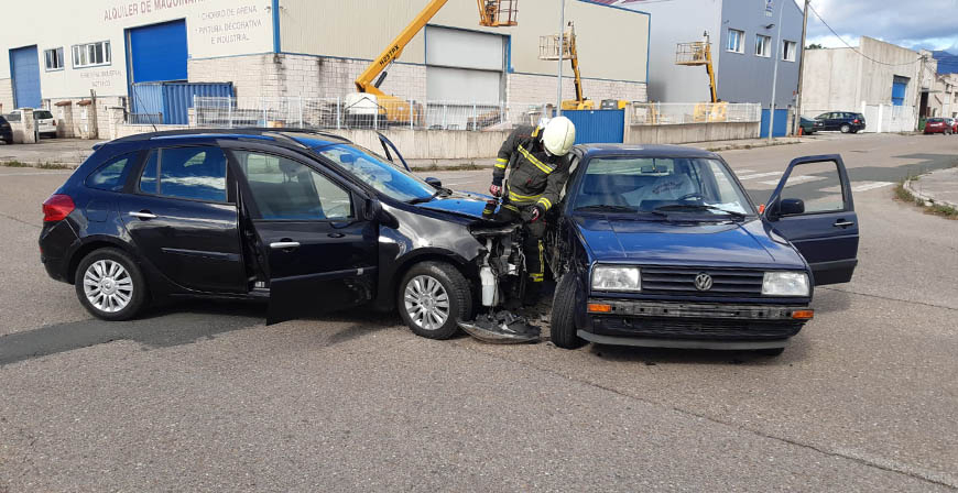 Colisionan dos turismos en el Polgono Industrial de Reinosa