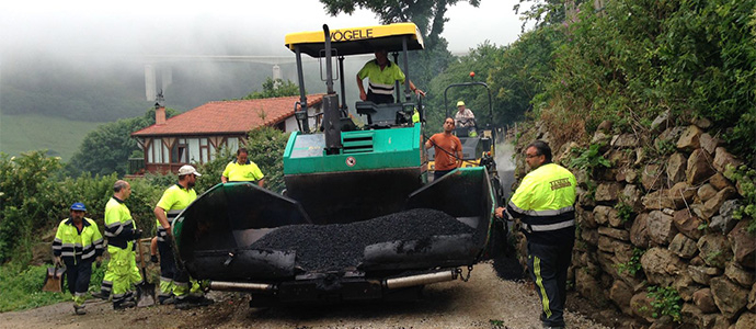 Comienza el asfaltado de calles y viales de Santiurde de Reinosa