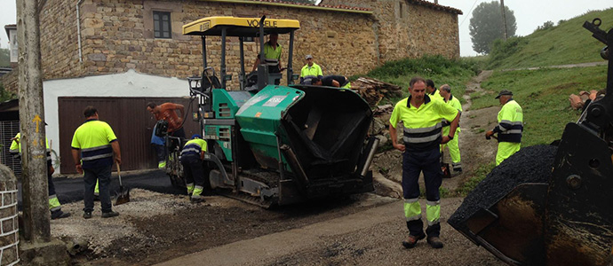 Comienza el asfaltado de calles y viales de Santiurde de Reinosa