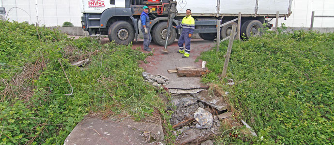 Comienza la construccin de la nueva pasarela sobre el Izarilla
