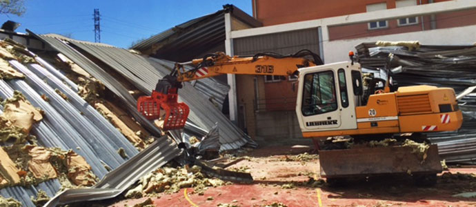 Comienza la demolicin y el desescombro del polideportivo de Mataporquera