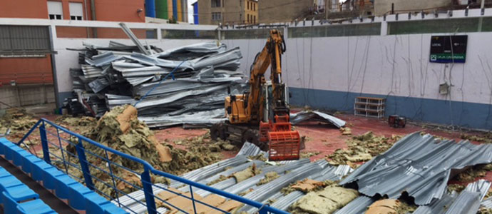 Comienza la demolicin y el desescombro del polideportivo de Mataporquera
