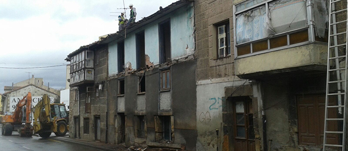 Comienza el derribo de una vivienda de la Avenida Cantabria