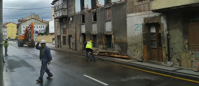 Comienza el derribo de una vivienda de la Avenida Cantabria