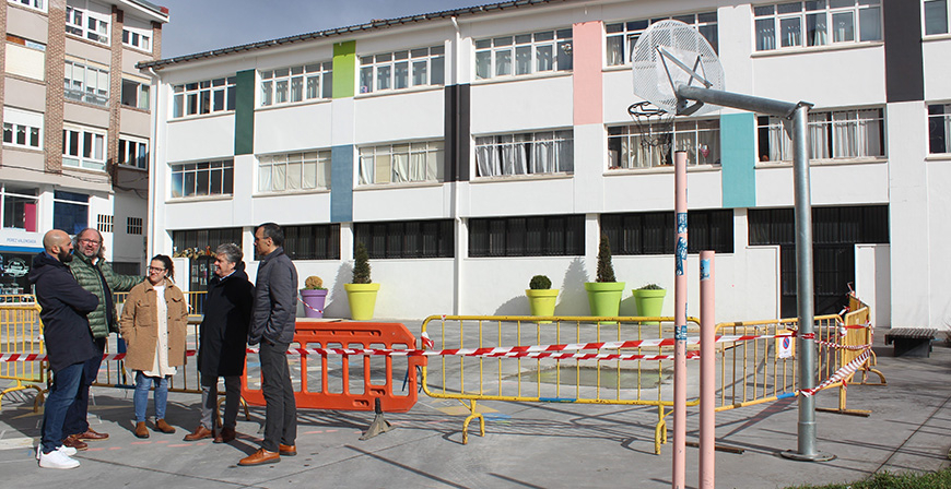 Comienza la instalacin de la cubierta en el parque infantil del antiguo Colegio Casimiro Sainz