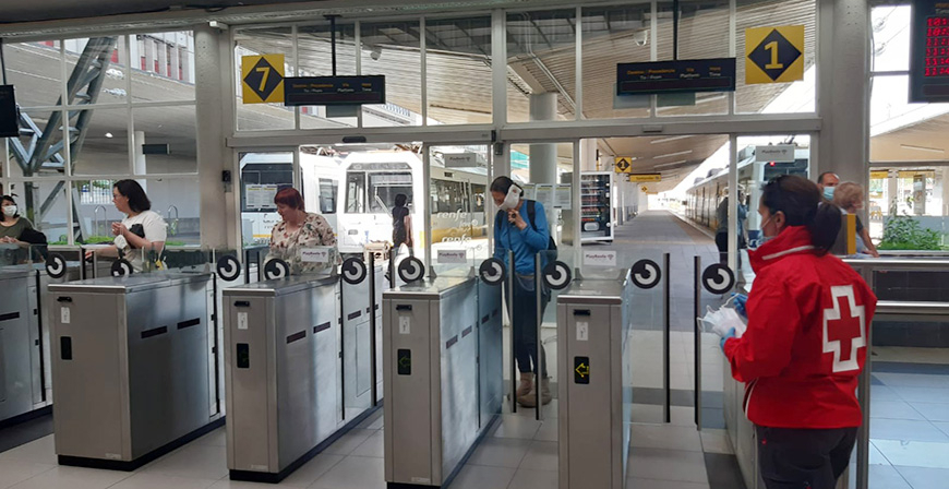 Comienza el reparto de 74.000 mascarillas entre los usuarios del transporte pblico