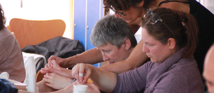Comienza el taller de reflexologa podal en el Centro Social de Mayores de Reinosa