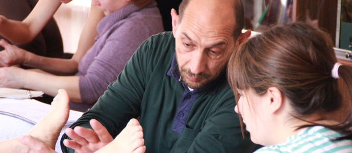 Comienza el taller de reflexologa podal en el Centro Social de Mayores de Reinosa