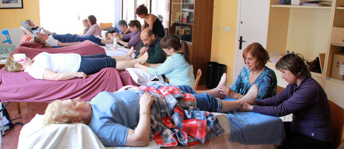 Comienza el taller de reflexologa podal en el Centro Social de Mayores de Reinosa