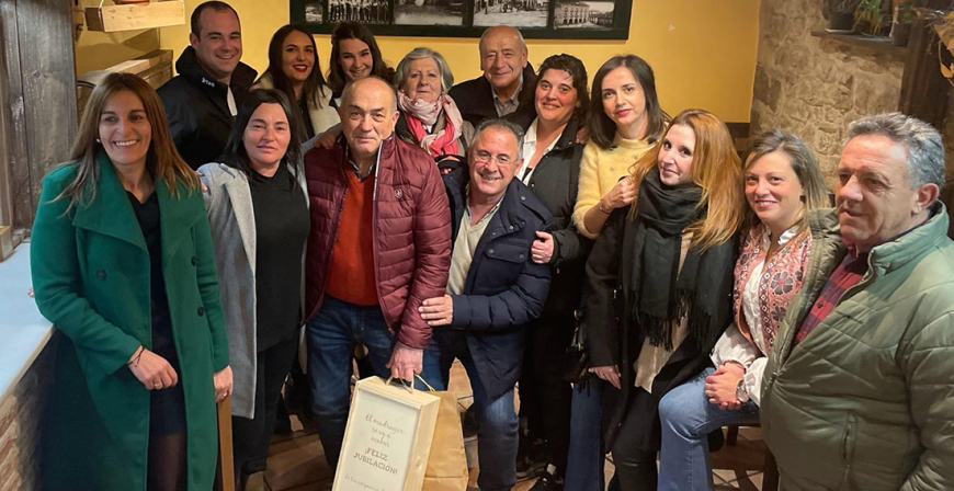 Los compaeros de Alfredo Gonzlez y Vitoria Liao celebran su jubilacin como trabajadores de la Gasolinera Parte de Reinosa