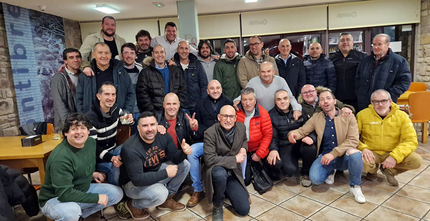 Los compaeros de mantenimiento de Acera de Reinosa F&C celebran la Navidad