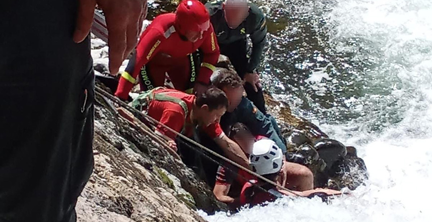 Complejo rescate de un hombre con la pierna atrapada entre rocas en el Pas 