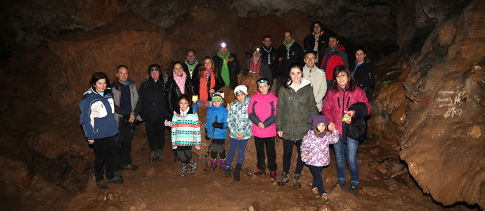 La comunidad educativa del San Jos coloca el beln en la cueva de Suano