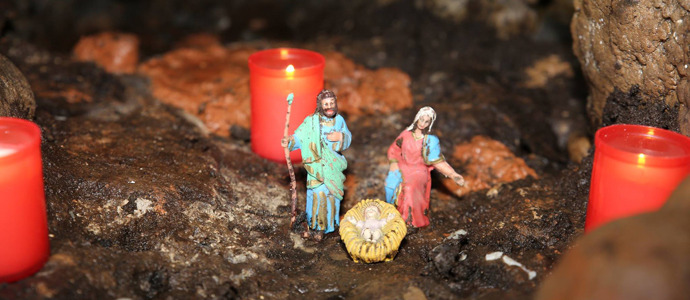 La comunidad educativa del San Jos coloca el beln en la cueva de Suano
