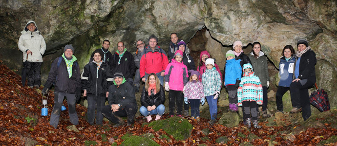 La comunidad educativa del San Jos coloca el beln en la cueva de Suano