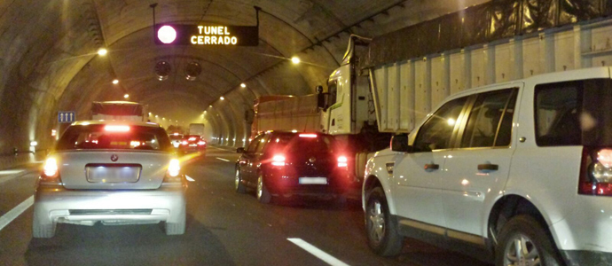 Un conato de incendio en un camin corta el tnel de Somaconcha 