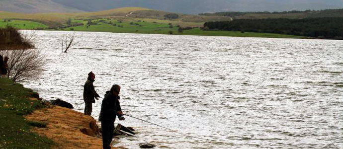 Concienciados para retirar sedales y aparejos del Embalse y no volverlos a abandonar