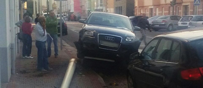 Un conductor choca contra una jardinera y tumba una farola en Matamorosa