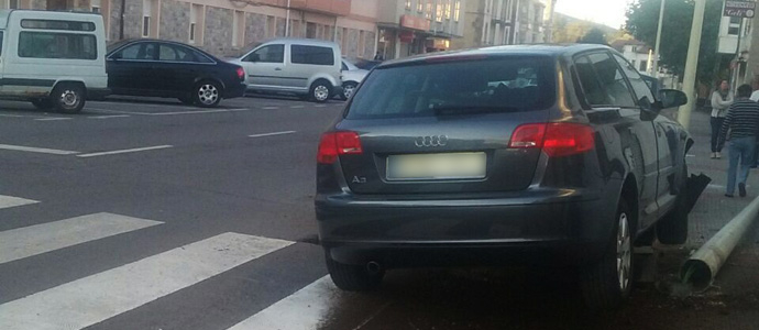 Un conductor choca contra una jardinera y tumba una farola en Matamorosa
