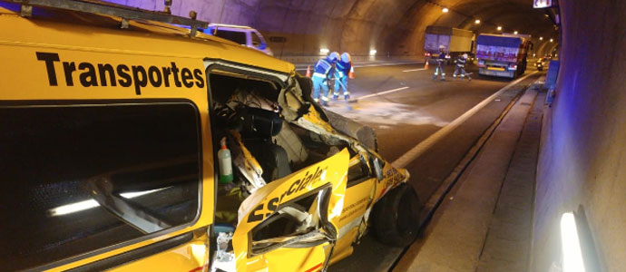 El conductor de una furgoneta resulta herido al colisionar contra un camin en el tnel de Somaconcha