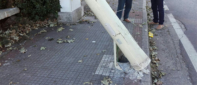 Un conductor se estrella contra una farola en Matamorosa y se da a la fuga