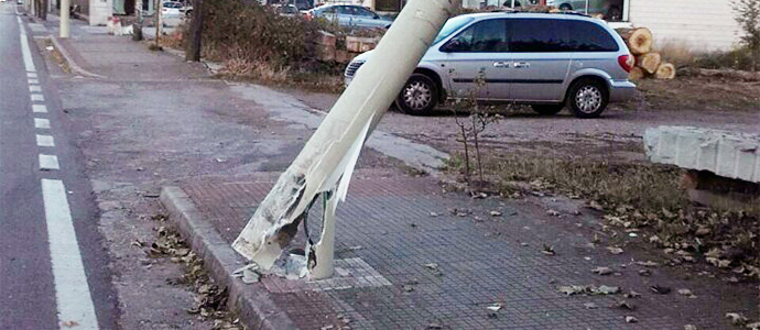 Un conductor se estrella contra una farola en Matamorosa y se da a la fuga