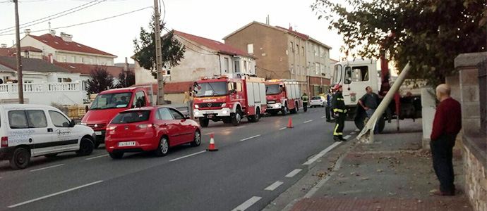 Un conductor se estrella contra una farola en Matamorosa y se da a la fuga