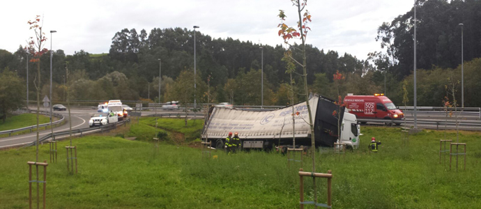 El conductor de un triler resulta herido leve al salirse de la va en la A8