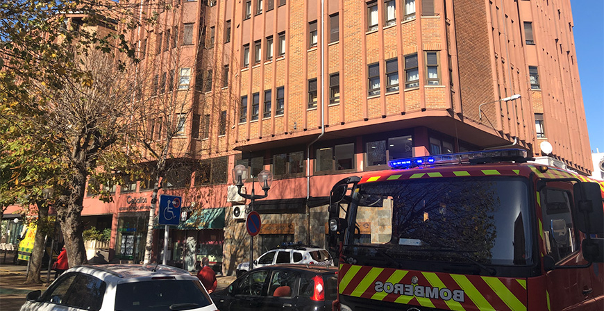 Una conductora se estrella contra el muro del garaje tras perder el control del vehculo en la rampa de acceso
