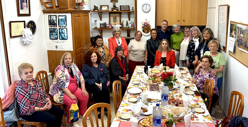 La consejera de Igualdad visita la Asociaci�n de Mujeres de Nestares