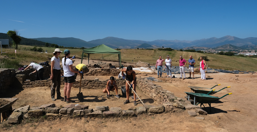 La consejera visita varios enclaves culturales de Campoo para conocer su estado y coordinar su mantenimiento
