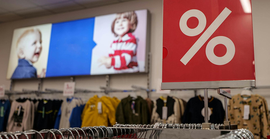 La consejera de Comercio recuerda a consumidores y usuarios sus derechos para afrontar con garantas las rebajas de verano