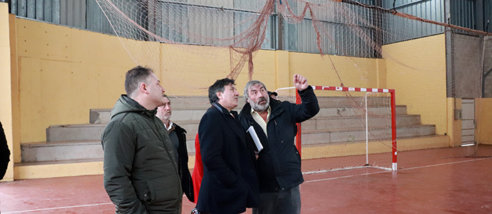 La Consejera de Deporte invierte 47.000 euros en la cubierta del polideportivo de Polientes