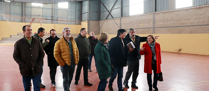 La Consejera de Deporte invierte 47.000 euros en la cubierta del polideportivo de Polientes