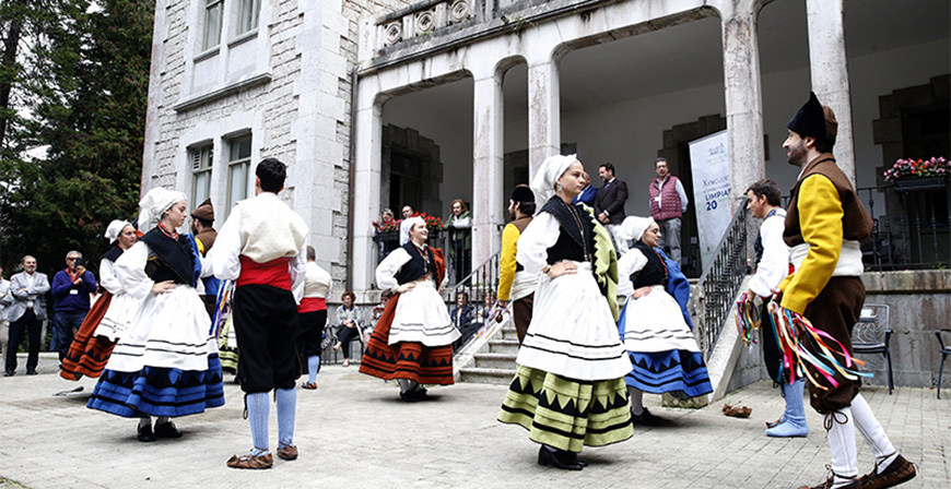 La Consejera de Presidencia destina 110.000 euros para mejorar y equipar las Casas de Cantabria