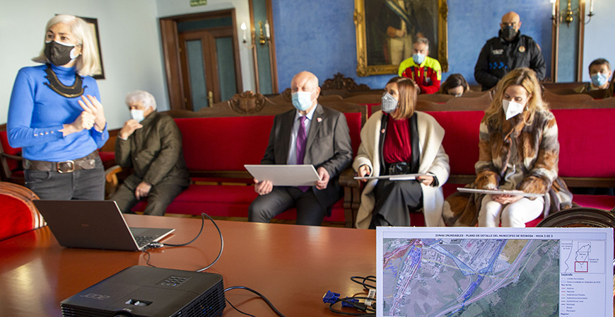 La Consejera de Presidencia e Interior dota a Reinosa de una gua de respuesta ante inundaciones