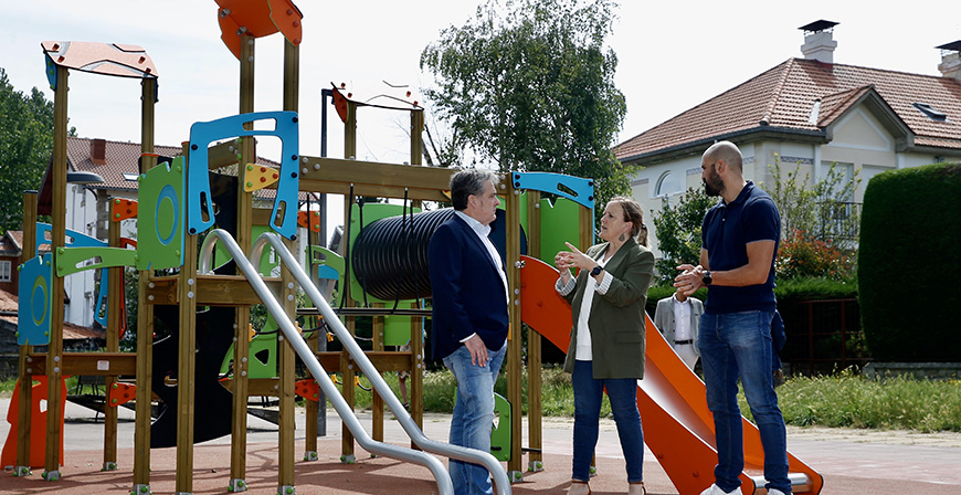 La consejera de Presidencia invierte 25.000 euros en la renovacin del parque infantil del paseo del Quintanal