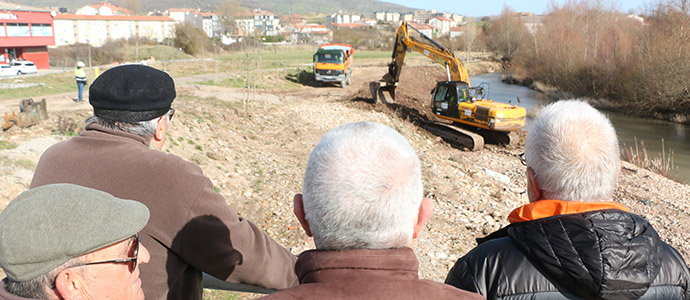 El consejero de Obras Pblicas confa en que la limpieza de urgencia de los ros Hjar y Ebro est finalizada en un mes