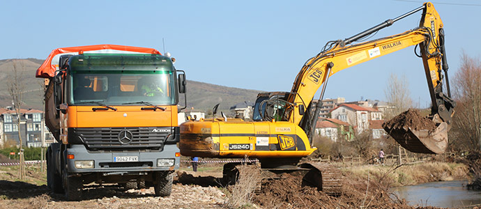 El consejero de Obras Pblicas confa en que la limpieza de urgencia de los ros Hjar y Ebro est finalizada en un mes