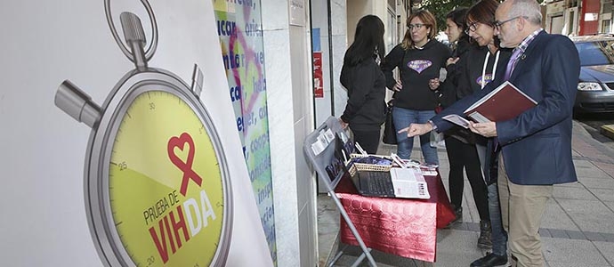 El consejero de Sanidad se suma a la campaa de promocin de la prueba del VIH de ACCAS