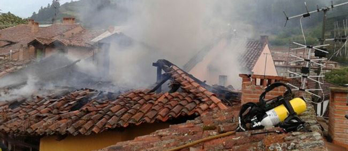 Controlado un incendio que ha arrasado cinco viviendas en Potes