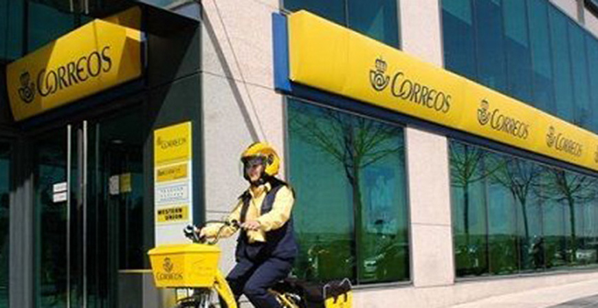 Correos y Banco Santander lanzan el servicio para pedir efectivo a travs de los carteros y carteras rurales