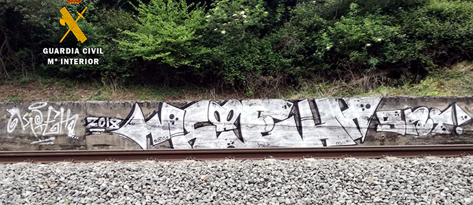 Cortado el trfico ferroviario por las pintadas que unos jvenes estaban realizando en la zona de seguridad de las vas