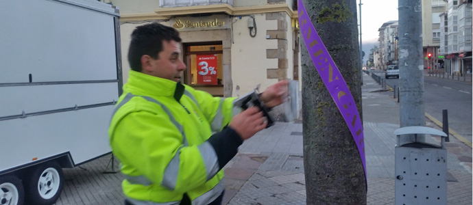 Cuarenta y cuatro cintas moradas en recuerdo de las vctimas de la violencia de gnero 